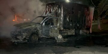 Cerreterazo en ruta Victoria-Monterrey con incendio de tres vehículos