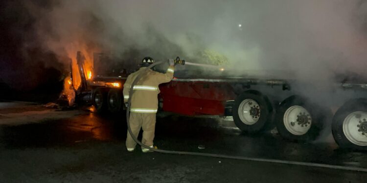 Cerreterazo en ruta Victoria-Monterrey con incendio de tres vehículos