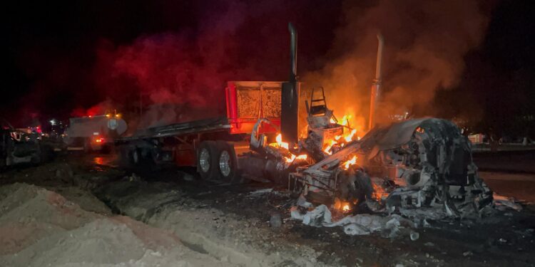Cerreterazo en ruta Victoria-Monterrey con incendio de tres vehículos