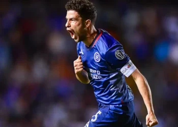 Cruz Azul remonta y se impone 3-1 a Querétaro 
