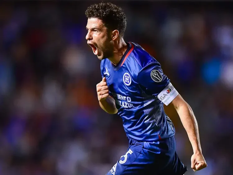 Cruz Azul remonta y se impone 3-1 a Querétaro 
