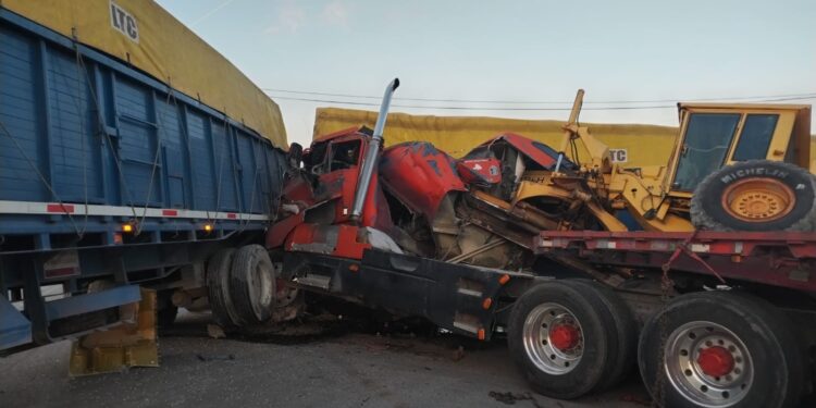 Cierran carretera a Tula por choque de trailers