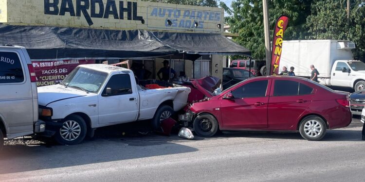 Conductor de auto evita arrollar a mujer y provoca carambola en Avenida Rotaria