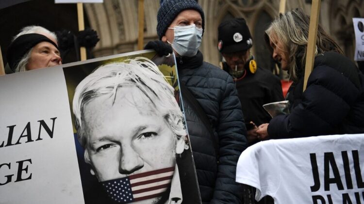 Estados Unidos niega carácter político a cargos contra Assange
