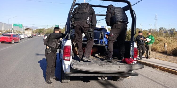 Frustran robo de auto, detienen a fallidos ladrones