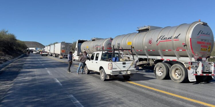 Campesinos se oponen a que Rumbo Nuevo sea de cuota, cierran carretera