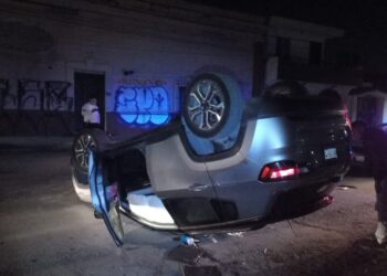 Mujer choca con auto estacionado, vuelca su jeep y huye del sitio