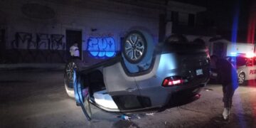 Mujer choca con auto estacionado, vuelca su jeep y huye del sitio