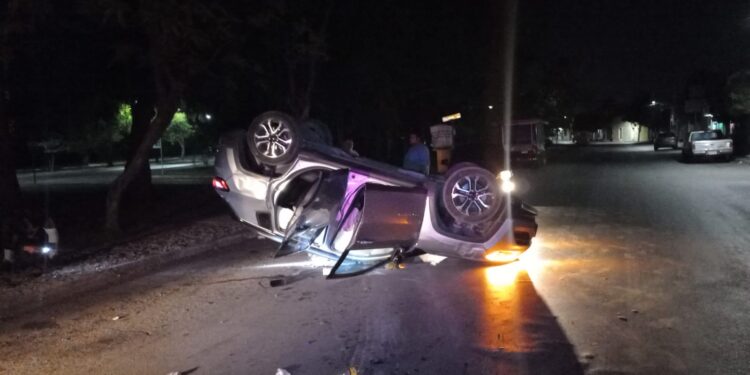 Mujer choca con auto estacionado, vuelca su jeep y huye del sitio
