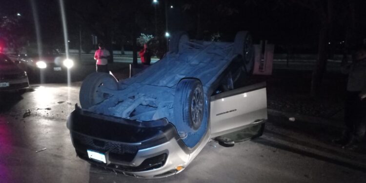 Mujer choca con auto estacionado, vuelca su jeep y huye del sitio