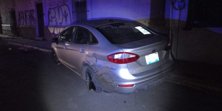 Mujer choca con auto estacionado, vuelca su jeep y huye del sitio
