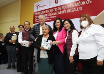 Fortalecen promoción y prevención de la salud con la entrega de kits médicos