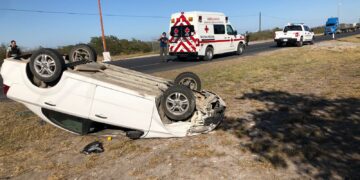 Choque-volcadura en carretera Victoria-Soto la Marina deja dos heridos
