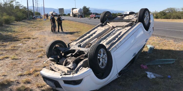 Choque-volcadura en carretera Victoria-Soto la Marina deja dos heridos