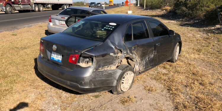 Choque-volcadura en carretera Victoria-Soto la Marina deja dos heridos