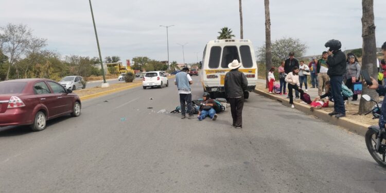 Madre e hija heridas al estrellar moto contra microbús