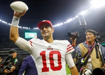 Jimmy Garoppolo de los Raiders suspendido por violación de políticas de la NFL