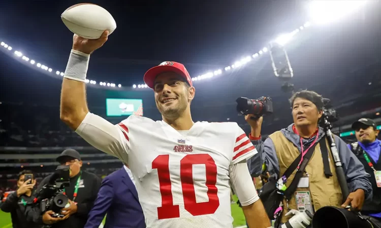 Jimmy Garoppolo de los Raiders suspendido por violación de políticas de la NFL