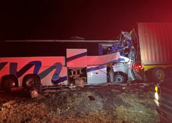 Choca autobús contra trailer: un muerto