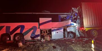Choca autobús contra trailer: un muerto