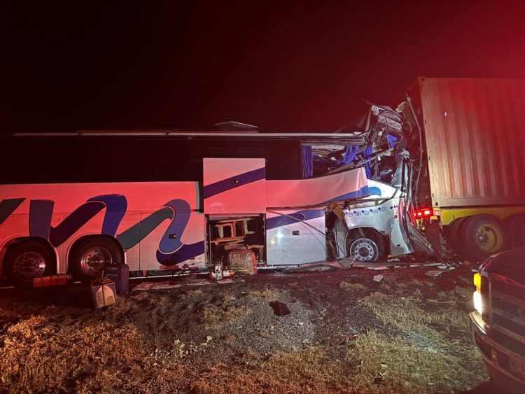 Choca autobús contra trailer: un muerto