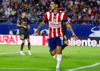 ‘Pocho’ Guzmán da triunfo a Chivas con ‘doblete’ de penal ante San Luis
