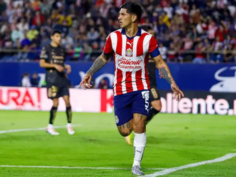 ‘Pocho’ Guzmán da triunfo a Chivas con ‘doblete’ de penal ante San Luis