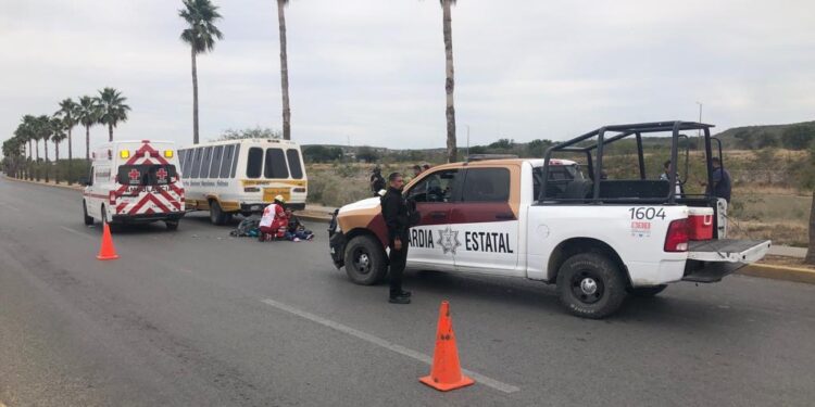 Madre e hija heridas al estrellar moto contra microbús