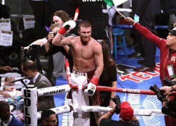 La disputa entre el equipo de David Benavidez y Saúl ‘Canelo’ Álvarez por los títulos de las 168 libras se intensifica