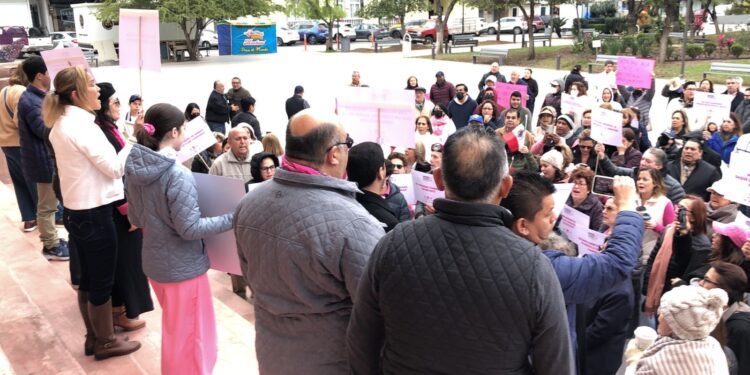 Se manifiestan ciudadanos en favor de la democracia en Cd. Victoria