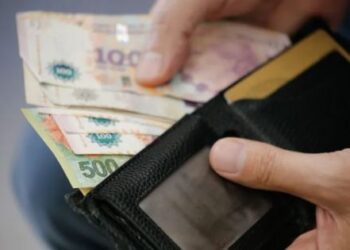 Gobierno argentino eleva salario mínimo un 30 % ante falta de acuerdo entre partes