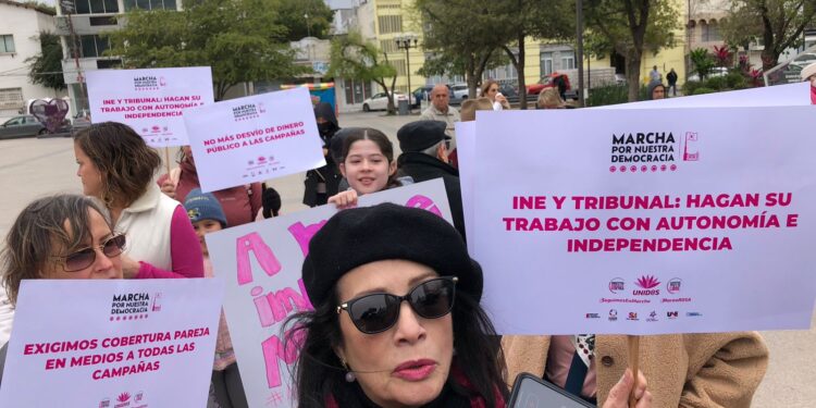 Se manifiestan ciudadanos en favor de la democracia en Cd. Victoria