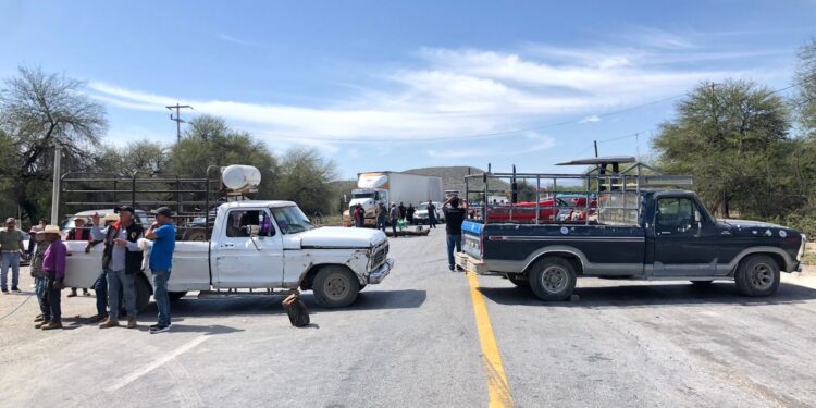 Mantienen campesinos bloqueo en la Rumbo Nuevo, exigen indemnización