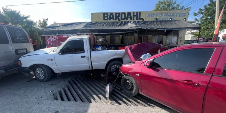 Conductor de auto evita arrollar a mujer y provoca carambola en Avenida Rotaria