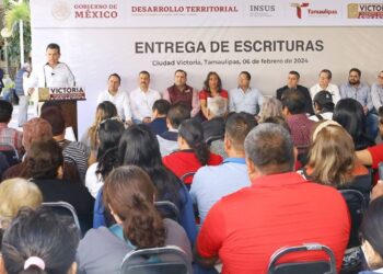 Encabeza alcalde Gattás entrega 110 escrituras a familias victorenses de seis colonias