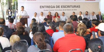 Encabeza alcalde Gattás entrega 110 escrituras a familias victorenses de seis colonias