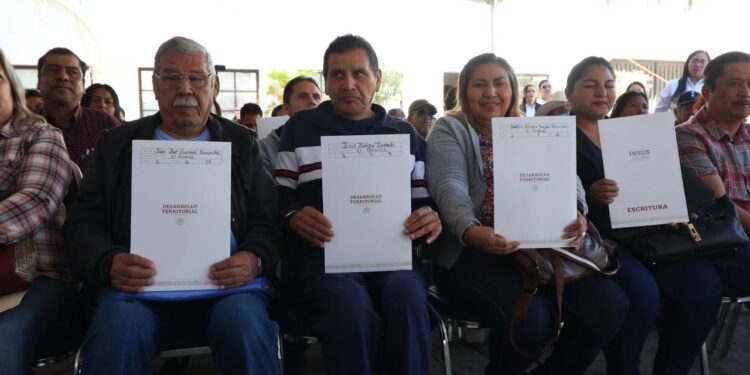 Encabeza alcalde Gattás entrega 110 escrituras a familias victorenses de seis colonias