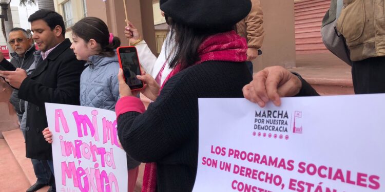 Se manifiestan ciudadanos en favor de la democracia en Cd. Victoria