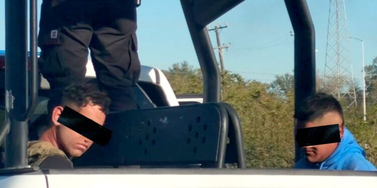 Frustran robo de auto, detienen a fallidos ladrones