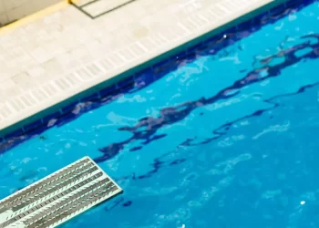 Niño muere ahogado en alberca de club de golf de Monterrey