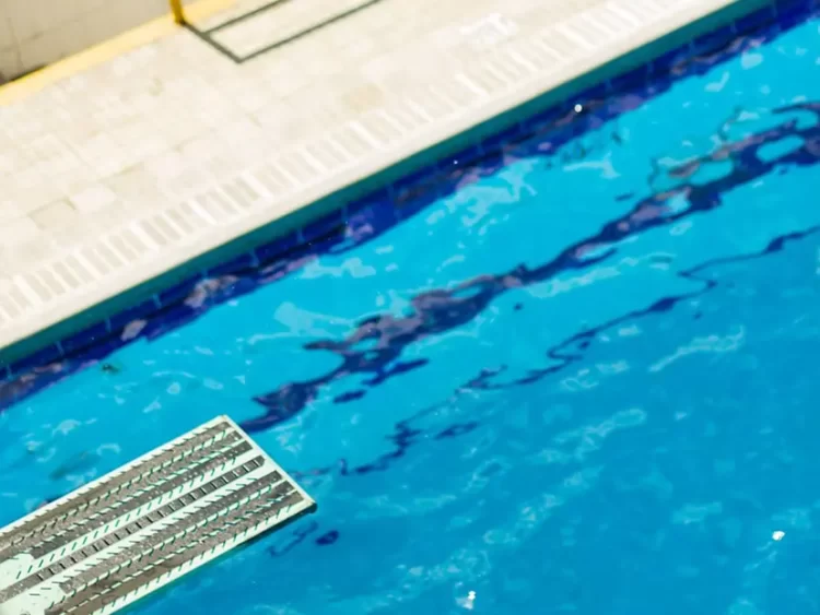 Niño muere ahogado en alberca de club de golf de Monterrey