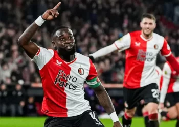 Feyenoord y Santi Giménez avanzan a semifinales de Copa en Holanda