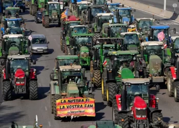Con tractores agricultores paralizan España por crisis de precios de sus cosechas