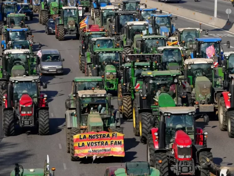 Con tractores agricultores paralizan España por crisis de precios de sus cosechas