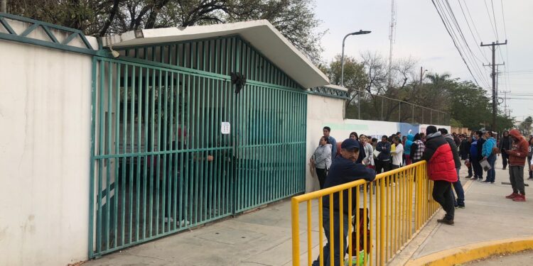 Duermen padres afuera de escuelas