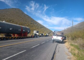 Cierran carretera Federal 101 por traslado de calderas para refinería de Hidalgo