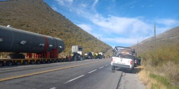 Cierran carretera Federal 101 por traslado de calderas para refinería de Hidalgo