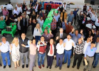 Maestros jubilados reconocen apoyo del presidente de Victoria.