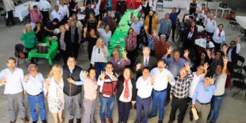 Maestros jubilados reconocen apoyo del presidente de Victoria.