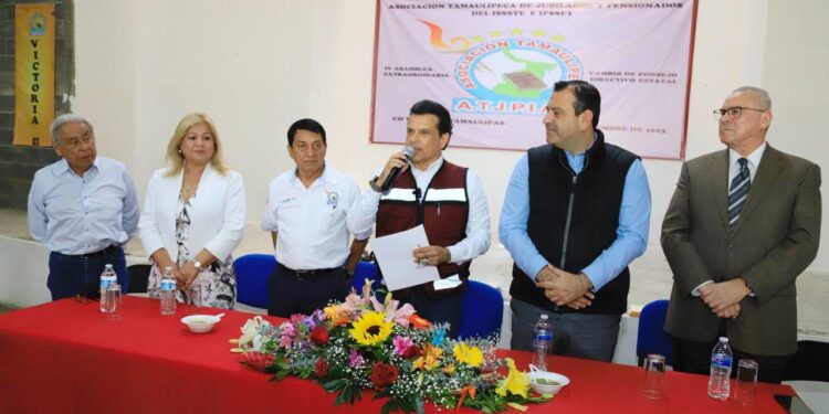 Maestros jubilados reconocen apoyo del presidente de Victoria.